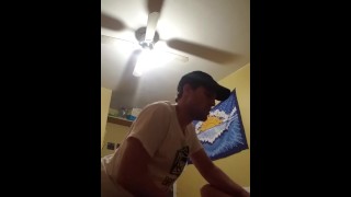 Joven Latina Seduce en Fiesta con Atractivo Chico Blanco