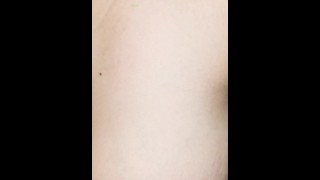 Amiga, olvida los dulces:   ¡mejor disfruta de una aventura en los baños públicos!