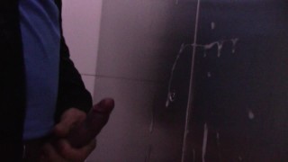 Caliente chico se masturba en el baño publico silenciosamente