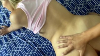 Hermana política sorprendida   en un momento íntimo por su hermano de crianza.