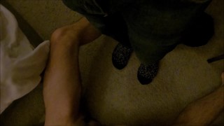 Mi amigo me sorprende mientras   me masturbo y toco mi enorme pene