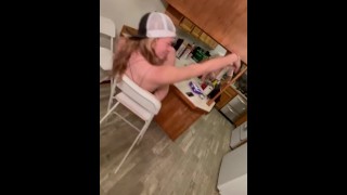 Esposa y su novia disfrutan de   una experiencia única mientras su esposo graba para OnlyFans